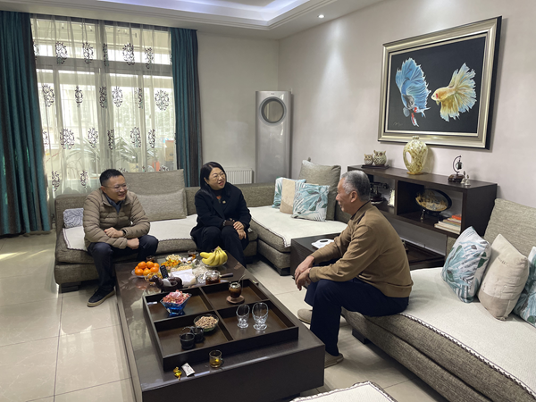 尊龙集团官网集团等三家公司工会探望慰问退休职工