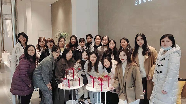 巧手做烘焙，甜美好时光——地产集团工会进行妇女节主题烘焙活动