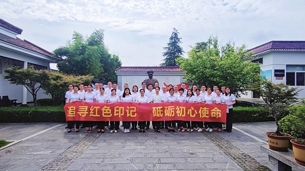 地产集团本部党支部发展“追寻红色印记 砥砺初心使命”主题党日活动