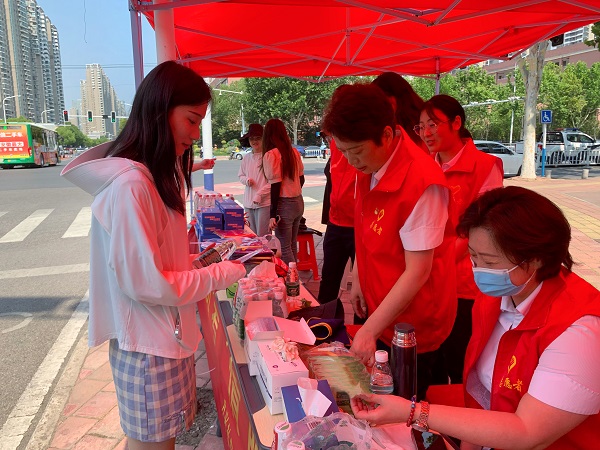 助力学子圆梦，践行国企担任  安徽尊龙集团官网地产集团组织爱心助考公益活动